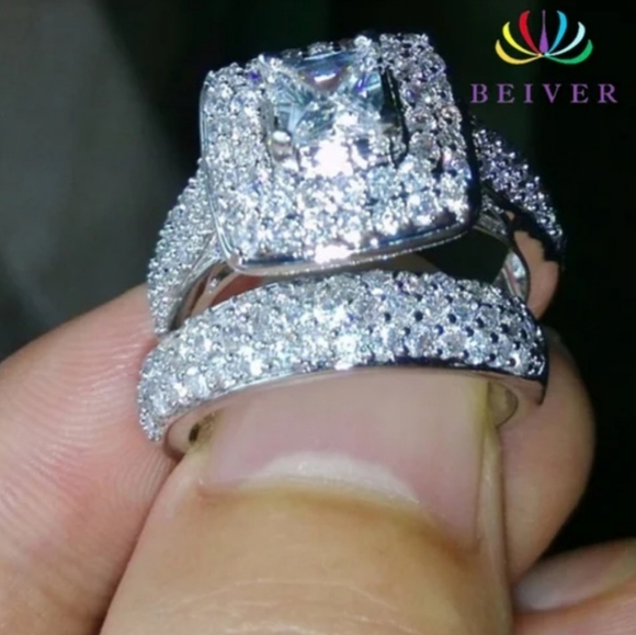 Woman's Ring - Picture 2 of 4